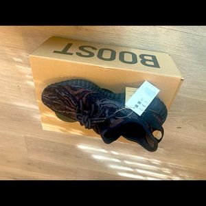 Brand New Authentic YEEZY BOOST 350 V2 size 9